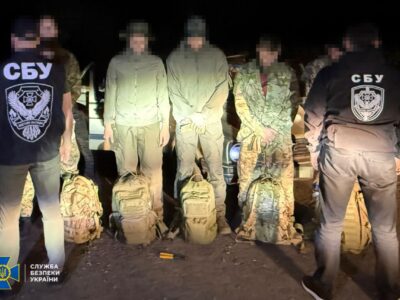Маскарад для ухилянтів: ділки перевдягали клієнтів у «піксель», щоб довезти до кордону  