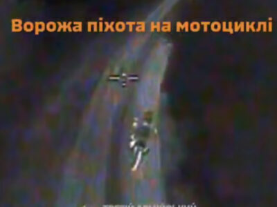 «Прилетіло прямо в голову!»: FPV-дрон наздогнав та знищив окупанта на мотоциклі  
