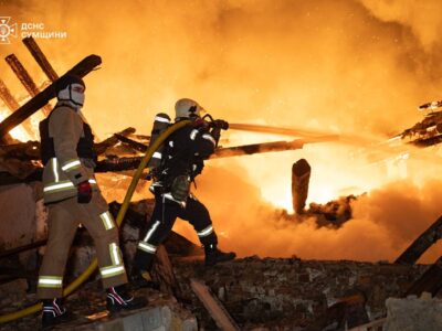 Рятувальники ліквідували масштабну пожежу в Сумах після атаки БПЛА  
