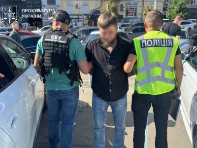 Зняття з розшуку, фіктивне працевлаштування та виїзд за кордон: у Києві затримали організатора схеми  