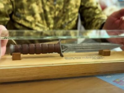 «З гравіюванням нашої бригади» — подарунок бійця розчулив бойового командира  