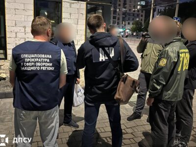На Хмельниччині викрито «ділків», котрі вимагали $5,5 тис з військовослужбовця за переведення в тил  