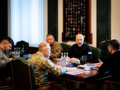 Особлива увага — Добропільському контрнаступу: Президент провів військову нараду  