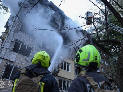 Зафіксовано пошкодження низки обʼєктів у Києві внаслідок ворожої атаки, пʼять осіб постраждало  