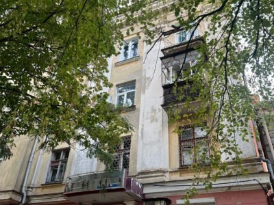 На Дніпровщині ворог понівечив п’ятиповерхівку й адмінбудівлю  