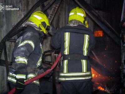 Ворожі БПЛА атакували Одесу, спалахнула пожежа  