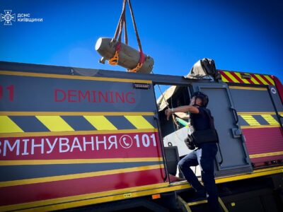 На Київщині рятувальники знешкодили уламки ракети з бойовою частиною  