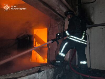 Окупанти атакували середмістя Херсона, спалахнули будинки  