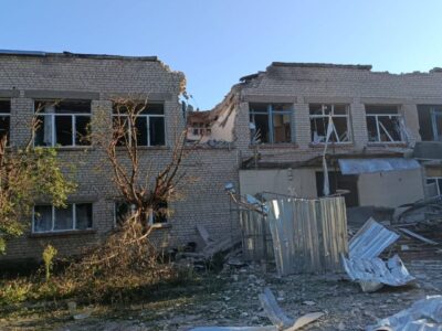 Харківщина під вогнем: пошкоджено ліцей, є постраждалі, серед них — працівники «швидкої»  