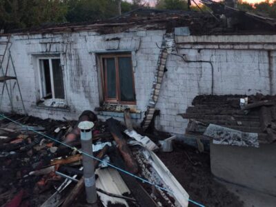 Ворожі БПЛА обстріляли Дніпровщину: горіли будинки, є постраждалий  
