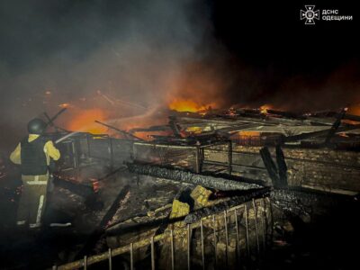 На Одещині внаслідок обстрілу рф горів склад з агротехнікою  