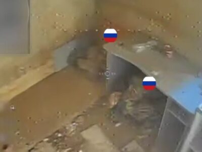 «Під стіл — і в пекло»: морські піхотинці знищили двох ворогів, які сховалися від дрона  