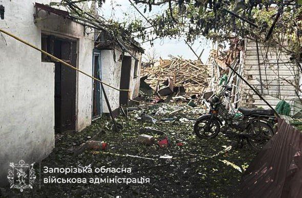 Запоріжжя третю добу перебуває під авіаударами рф: виникла пожежа, пошкоджені будинки