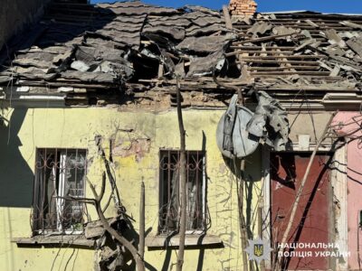 У Херсоні окупанти скинули вибухівку з БПЛА на територію лікарні  