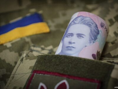 У Києві командир артбатареї та його заступник незаконно виплатили 900 тисяч гривень бойових  