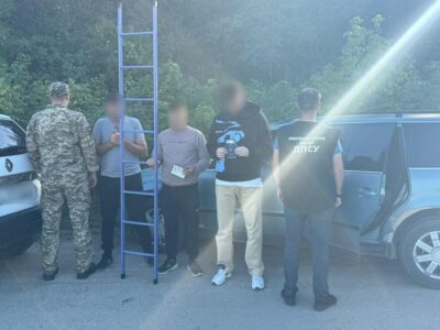 З драбиною планували подолати загороджувальний паркан на кордоні: затримано порушників  