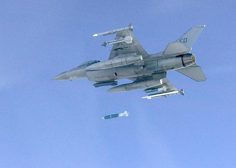 F-16 скидає авіаційний боєприпас GBU-38 JDAM (фото ВПС США)