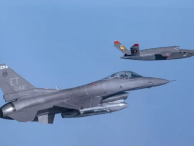 На хвіст F-16 посадили дрон: задіяли «Валькірію» зі штучним інтелектом  