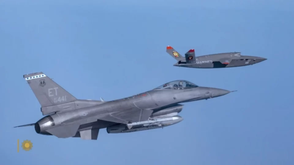 На хвіст F-16 посадили дрон: задіяли «Валькірію» зі штучним інтелектом  