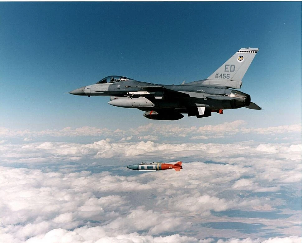 F-16С Block 42 скидає бомбу JDAM (фото ВПС США)