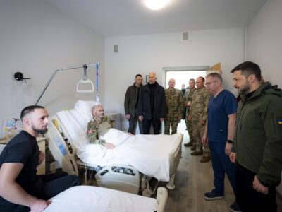 Президент привітав поранених воїнів та медиків, які їх лікують, з Днем захисників і захисниць України
