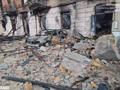 Ворог атакував Херсон ударними БПЛА: три людини постраждало  