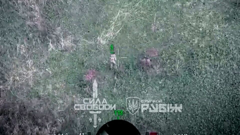 Оператор FPV застав окупанта на перекурі та змусив його кинути цю шкідливу звичку  