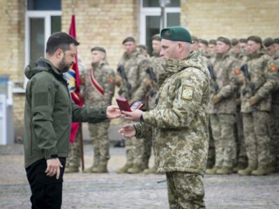 “A bullet in the leg is no reason to surrender”: the story of a sniper who fought to the end and received an order from the President  