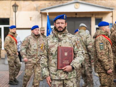 «Пройшов пекло Маріуполя й полону — тепер вчить нове покоління»: Денис «Бик» Ткалич отримав «Золоту Зірку»  