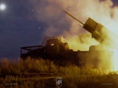 Вогонь серед неба дронів: артилеристи «Азову» показали роботу «Градів»  