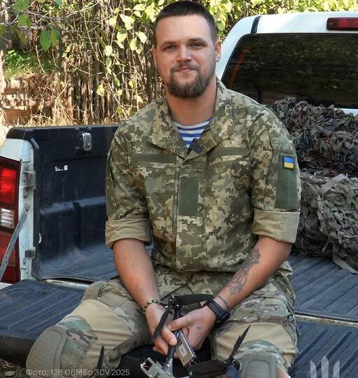 Один шанс із мільйона: боєць збив FPV-дрон із автомата просто з кузова пікапа  