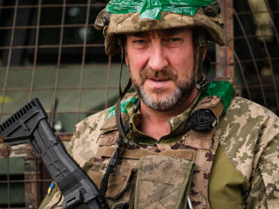 Під дощем і прицілом: як «Батя» прикривав саперів під час підриву будинку з окупантами  
