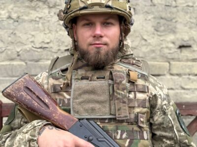 Серце з уламком, 18 годин в оточенні і 50 знищених ворогів — історія командира штурмовиків «Лєго»  