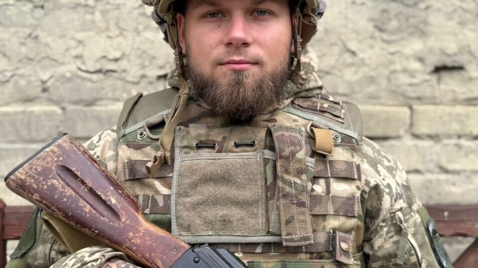 Серце з уламком, 18 годин в оточенні і 50 знищених ворогів — історія командира штурмовиків «Лєго»  