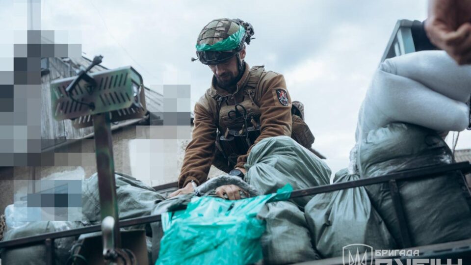 Возять БК, евакуюють поранених і полонених: «Рубіж» показав наземних роботів-логістів у дії  