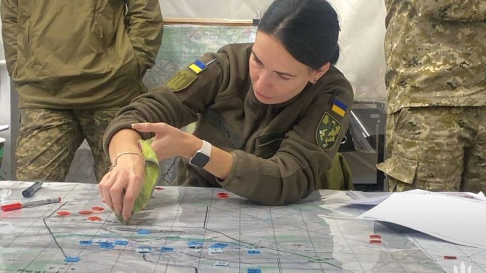 Її ім’я викарбували на кришталевому мечі: офіцерка ТрО стала найкращою на курсі НАТО  
