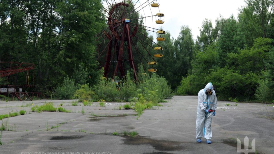 Виявляє радіацію за секунди: фахівці РХБ захисту показали показали роботу FLIR identiFINDER R400  