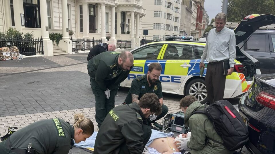 На фронті чи в Лондоні — різниці немає: українські медикині врятували людину після ДТП  