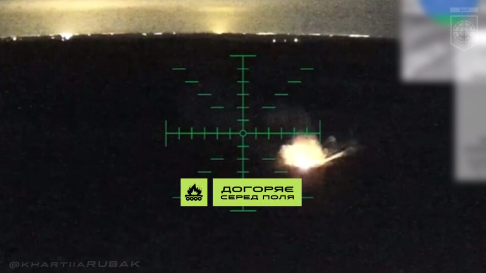 Живучий російський броньовик догорів посеред поля: «Вій» добив почвару скидами та FPV  