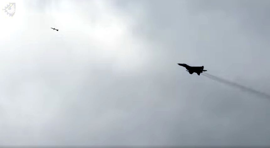 Повітряні Сили ЗСУ показали удар протирадіолокаційними ракетами по ворожих засобах ППО  