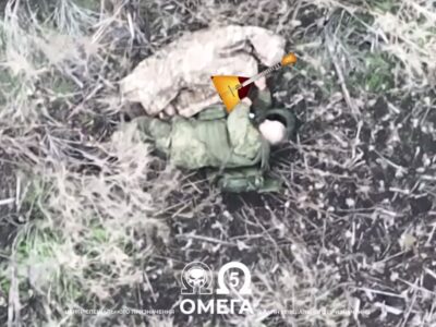 Окупант показав пілотам «Омеги» майстер-клас гри на уявній балалайці