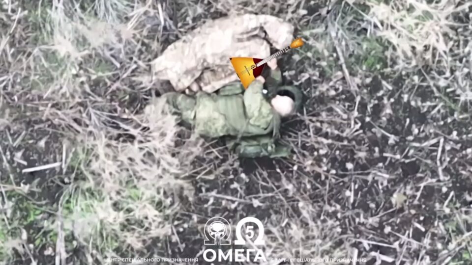 Окупант показав пілотам «Омеги» майстер-клас гри на уявній балалайці