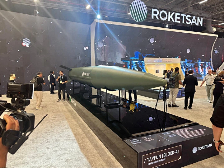 Презентація гіперзвукової балістичної ракети Tayfun Block-4 від Roketsan в рамках експозиції на IDEF 2025. Фото: Yenisafak
