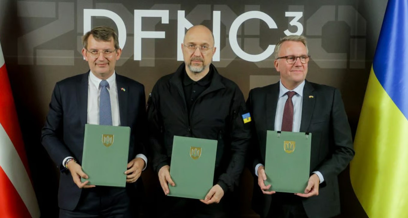 Троельс Лунд Поульсен, Денис Шмигаль та Мортен Бьодсков після підписання Меморандуму про відкриття спільних оборонних виробництв, які фінансуватимуться за підтримки Європейського Союзу. Фото: МОУ