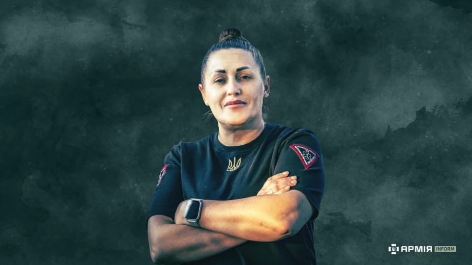 Тиждень плакала за кулеметом — історія медикині Людмили, яка хотіла стати снайпером, а тепер рятує життя  