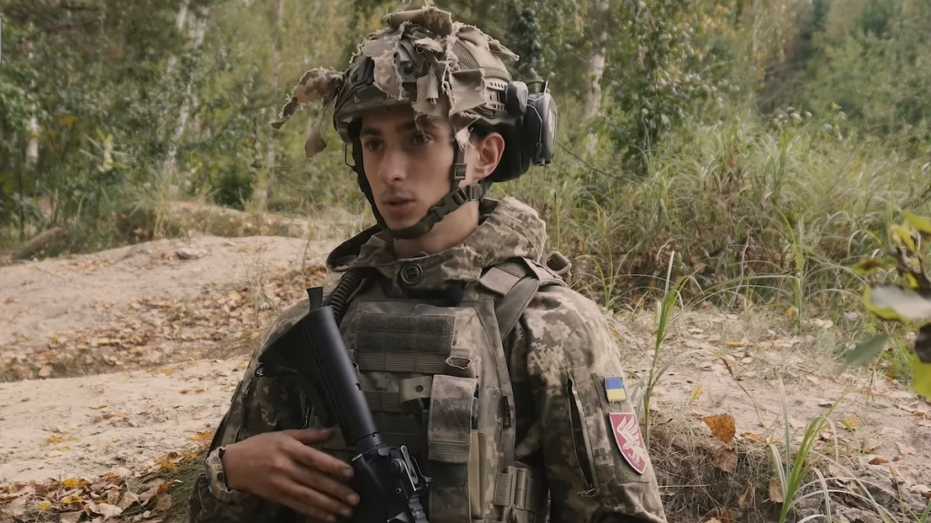 22-річний Михайло підписав «Контракт 18‒24» із 95-ю окремою десантно-штурмовою Поліською бригадою, тому що відчуває відповідальність за друзів, з якими разом вчився у військовому ліцеї.