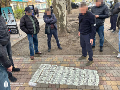 Брудні долари на бруківці: в Одеській області затримано правоохоронця-посібника ухилянтів