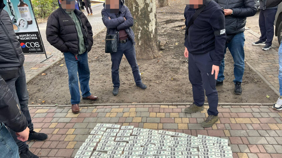 Брудні долари на бруківці: в Одеській області затримано правоохоронця-посібника ухилянтів  