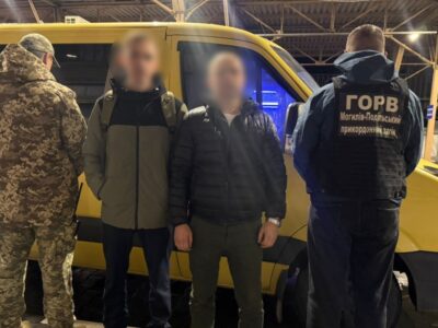 Маючи право на виїзд з країни, чоловік все одно намагався сховатися серед речей  