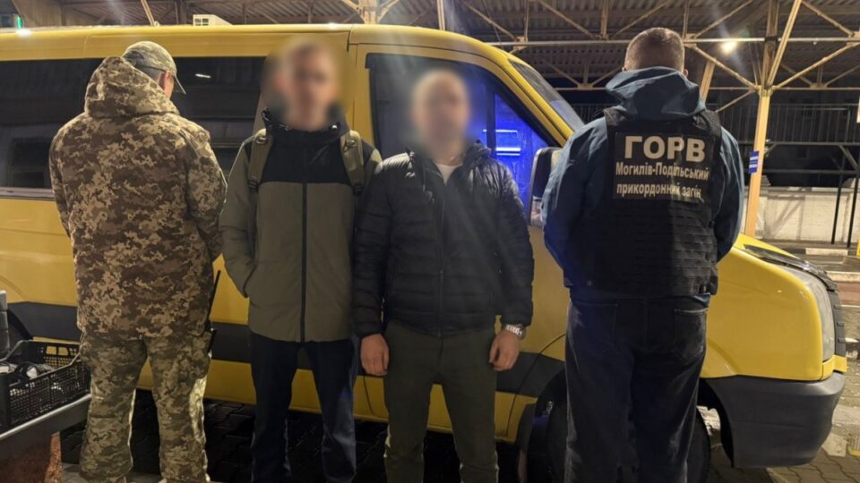 Маючи право на виїзду з країни чоловік все одно намагався сховатися серед речей  